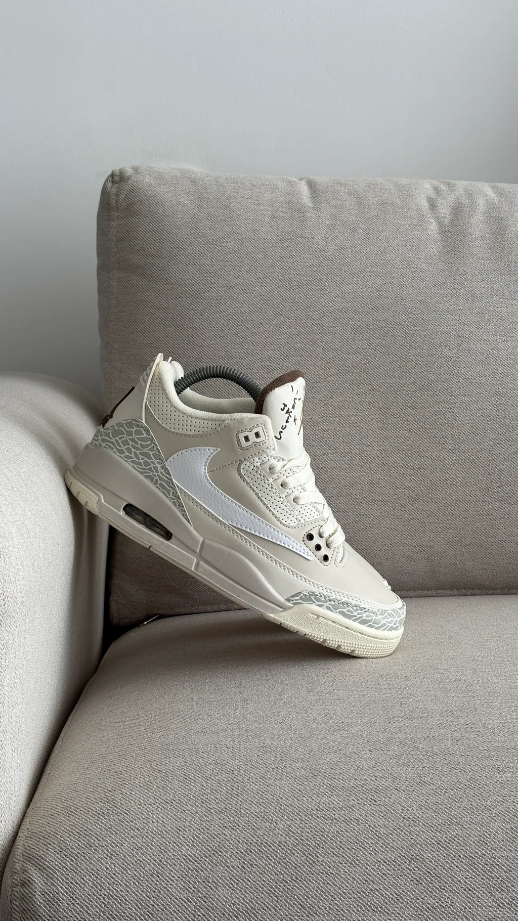 Jordan Retro 3 Negro y Beige
